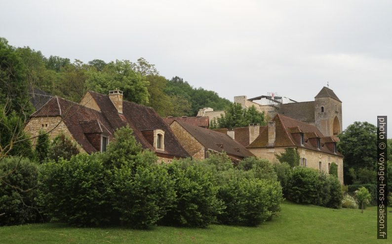 Maison et église de Saint Amand de Coly. Photo © Alex Medwedeff