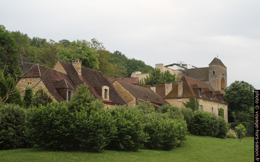 Maison et église de Saint Amand de Coly. Photo © Alex Medwedeff