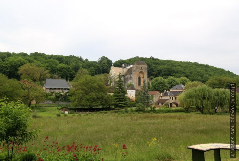 Saint Amand de Coly vu de l'ouest. Photo © André M. Winter