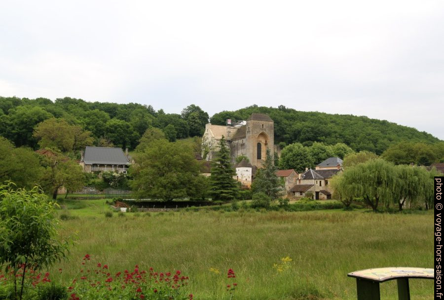 Saint Amand de Coly vu de l'ouest. Photo © André M. Winter