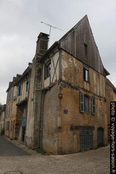 Vieille maison au coin Rue Eugène le Roy et Rue Archiprêtre Noël. Photo © Alex Medwedeff