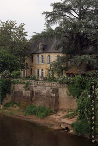 Maison au bord de la Vézère. Photo © Alex Medwedeff