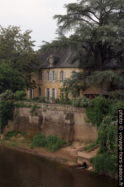 Maison au bord de la Vézère. Photo © Alex Medwedeff