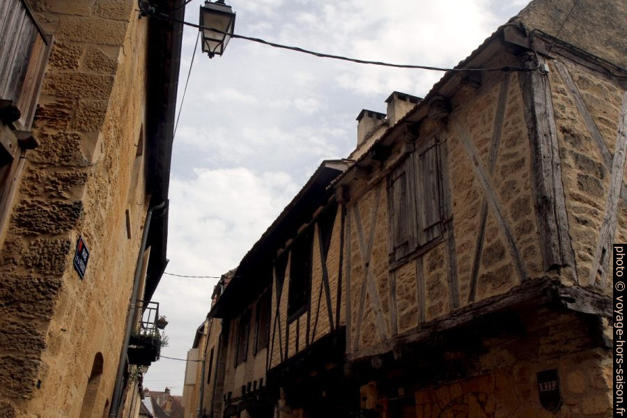 Maison à colombages et encorbellement à Montignac. Photo © Alex Medwedeff