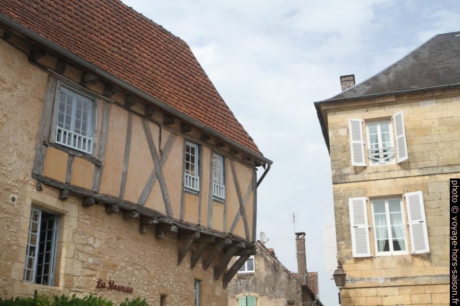 Encorbellement d'un étage à colombages. Photo © Alex Medwedeff