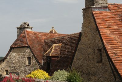 Maison aux toits très bas. Photo © Alex Medwedeff