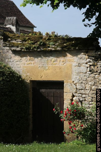 Porte d'un mur de jardin. Photo © Alex Medwedeff