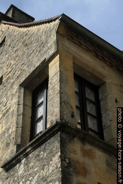 Fenêtres au coin d'une maison de Fanlac. Photo © Alex Medwedeff