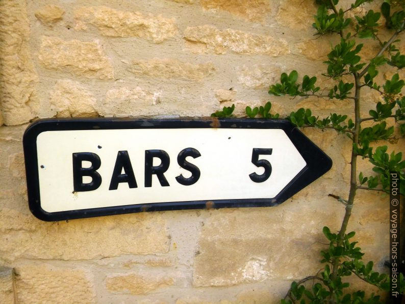Panneau indiquant le village de Bars. Photo © André M. Winter