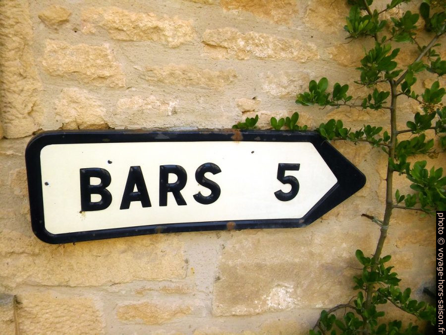 Panneau indiquant le village de Bars. Photo © André M. Winter