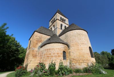 Église romane Saint-Léonce sur plan de croix latine. Photo © André M. Winter