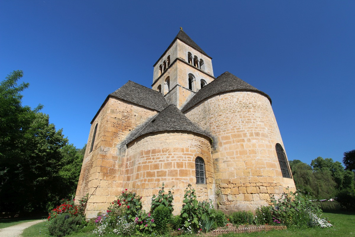 Église romane Saint-Léonce sur plan de croix latine. Photo © André M. Winter