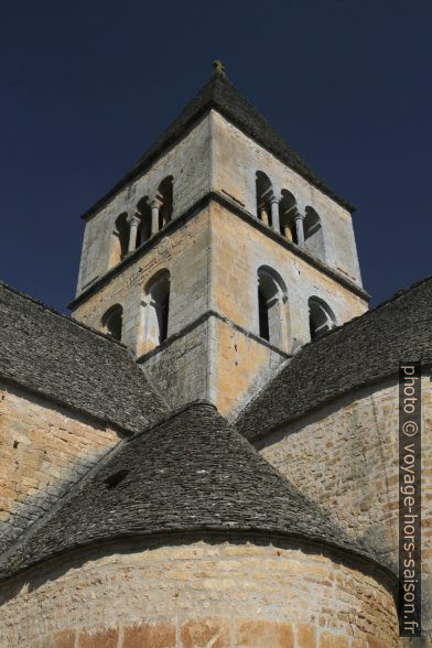Clocher central de l'église St.-Léonce avec baies au colonnettes gallo-romaines. Photo © Alex Medwedeff
