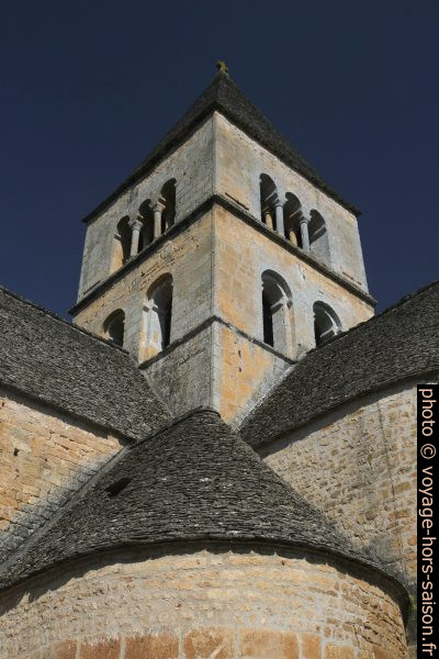 Clocher central de l'église St.-Léonce avec baies au colonnettes gallo-romaines. Photo © Alex Medwedeff