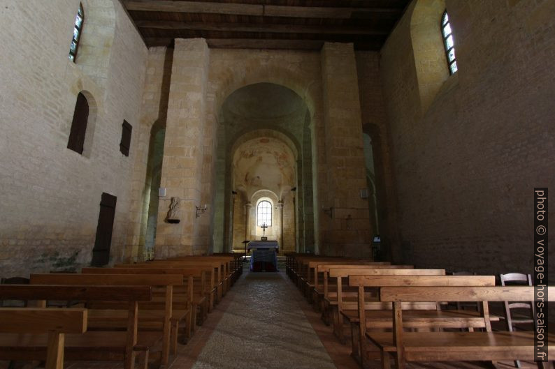 Nef de l'église romane St.-Léonce. Photo © André M. Winter
