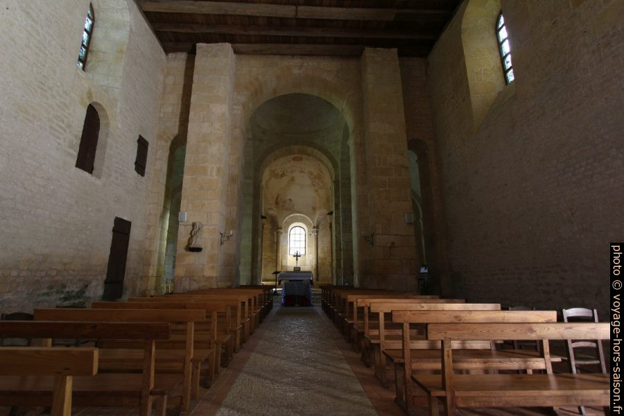 Nef de l'église romane St.-Léonce. Photo © André M. Winter