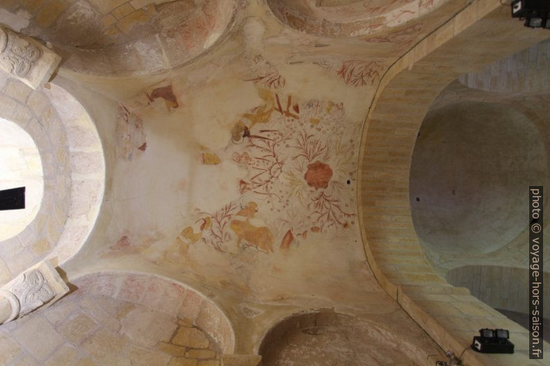 Fresques de la voûte du chœur de l'église romane St.-Léonce. Photo © André M. Winter