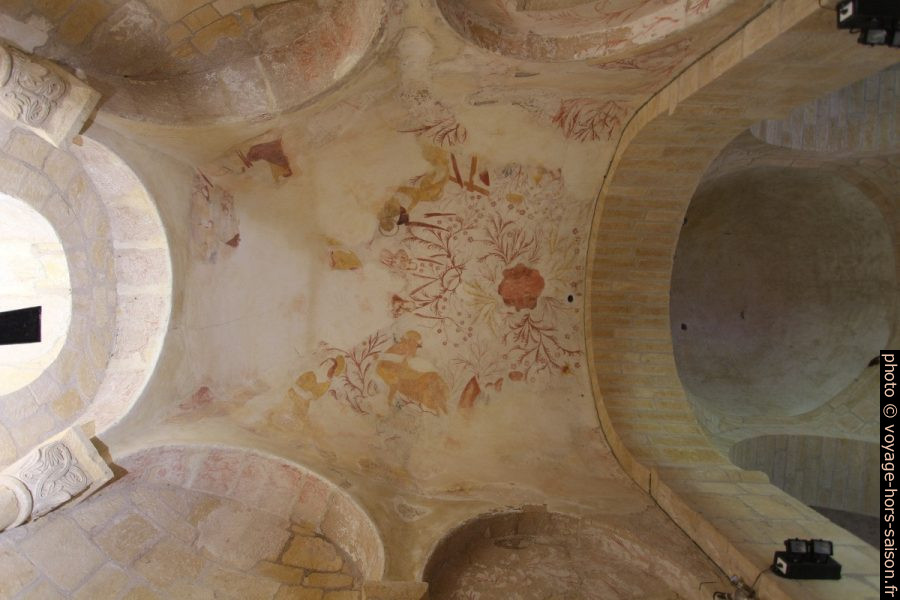 Fresques de la voûte du chœur de l'église romane St.-Léonce. Photo © André M. Winter