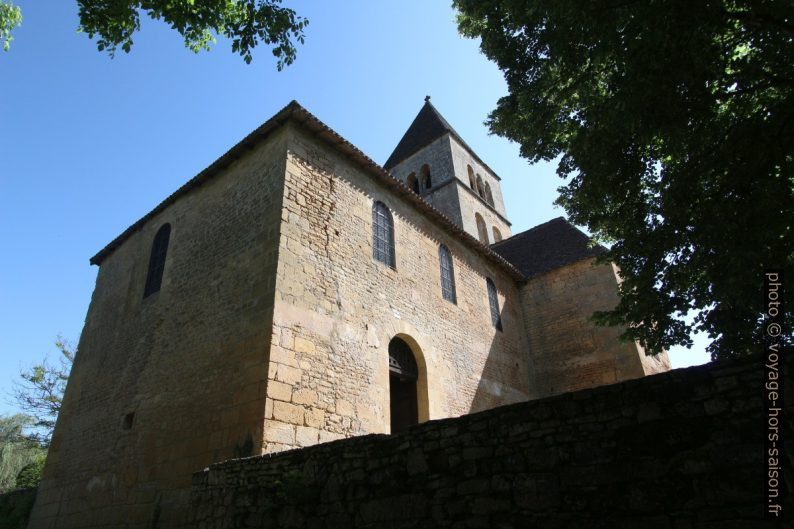 Église St.-Léonce vue des berges de la Vézère. Photo © André M. Winter