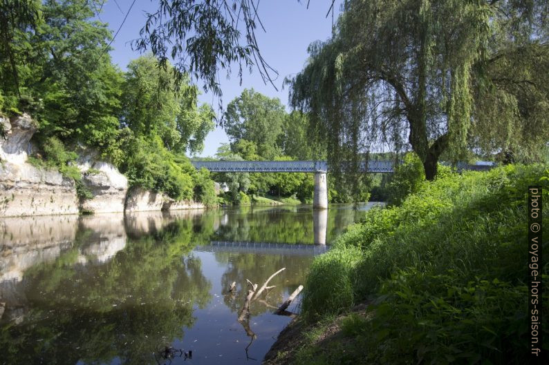 Le pont métallique de 1887 traverse la Vézère. Photo © André M. Winter