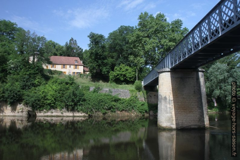 Le pont métallique de 1887 sur la Vézère. Photo © Alex Medwedeff