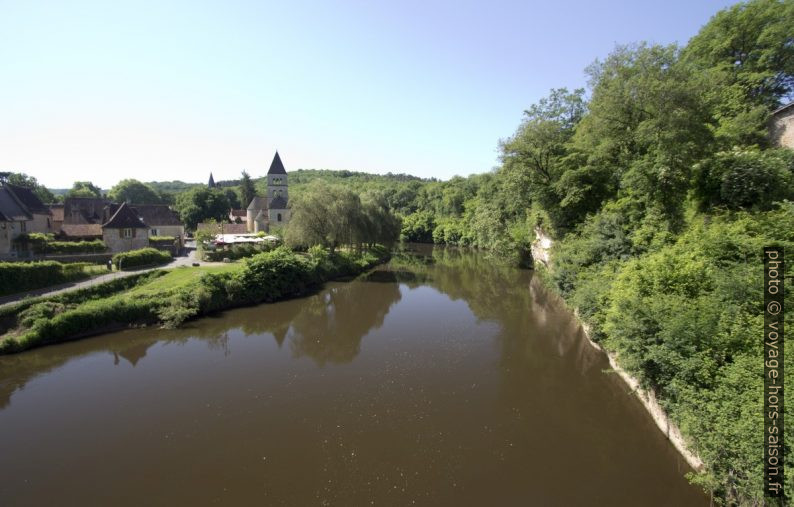 Saint-Léon-sur-Vézère vu du pont métallique sur la Vézère. Photo © André M. Winter