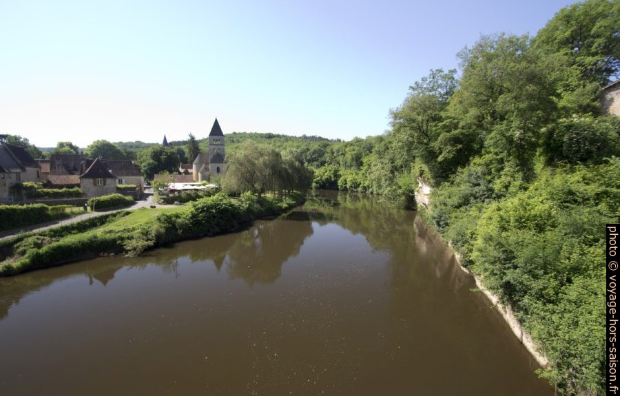 Saint-Léon-sur-Vézère vu du pont métallique sur la Vézère. Photo © André M. Winter