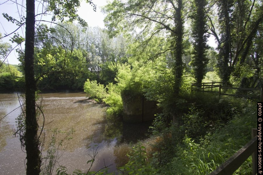 Ruines d'un moulin sur la rive gauche de la Vézère. Photo © André M. Winter
