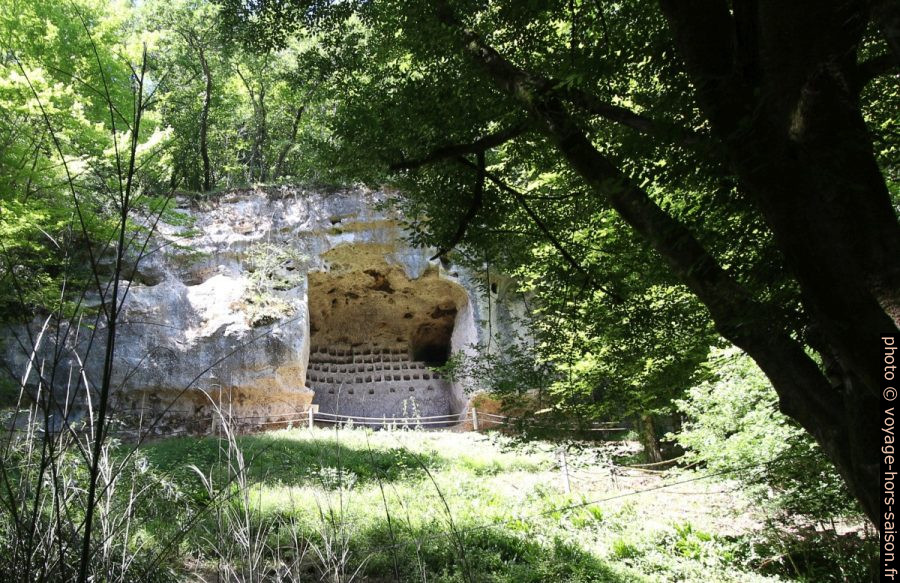 Grotte du Jugement au-dessus de la rive gauche de la Vézère. Photo © André M. Winter