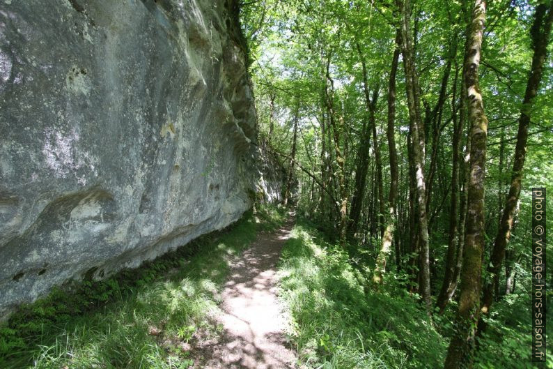 Falaise au bord du chemin. Photo © André M. Winter