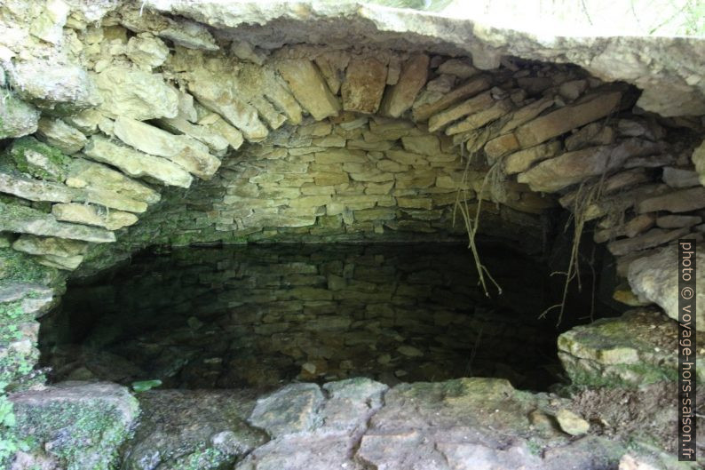 Voûte en pierre sèche sur la source captée. Photo © André M. Winter