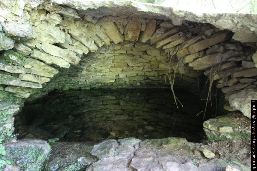 Voûte en pierre sèche sur la source captée. Photo © André M. Winter