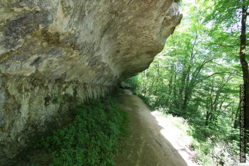 Falaise en surplomb au bord du chemin. Photo © André M. Winter