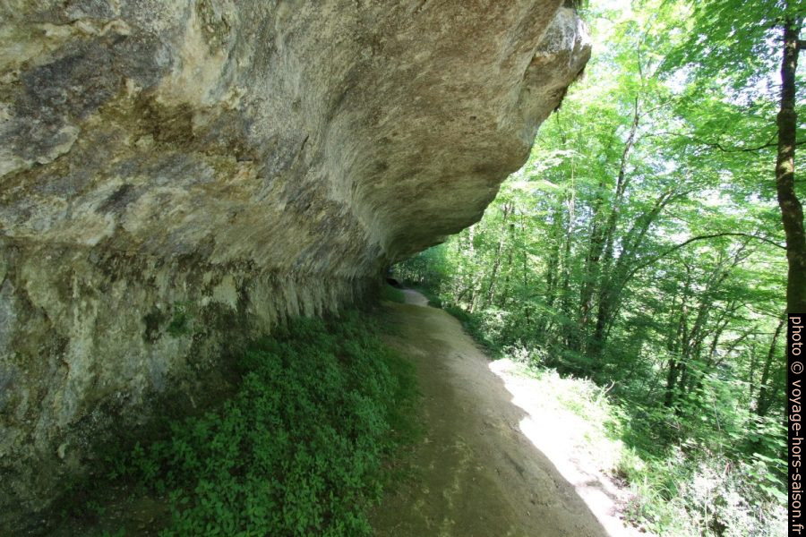 Falaise en surplomb au bord du chemin. Photo © André M. Winter