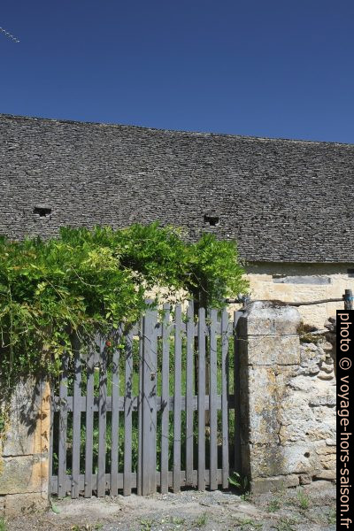 Un portail de jardin à Sergeac. Photo © Alex Medwedeff