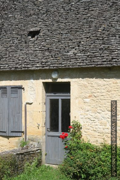 Porte d'une maison couverte de lauzes. Photo © Alex Medwedeff