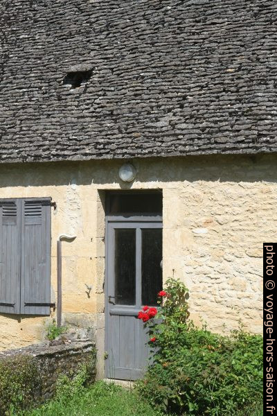 Porte d'une maison couverte de lauzes. Photo © Alex Medwedeff
