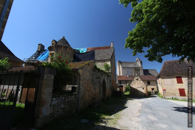 Le manoir et l'église Saint-Pantaléon de Sergeac. Photo © André M. Winter