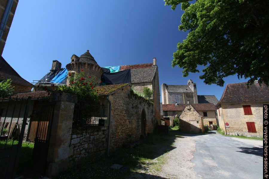 Le manoir et l'église Saint-Pantaléon de Sergeac. Photo © André M. Winter