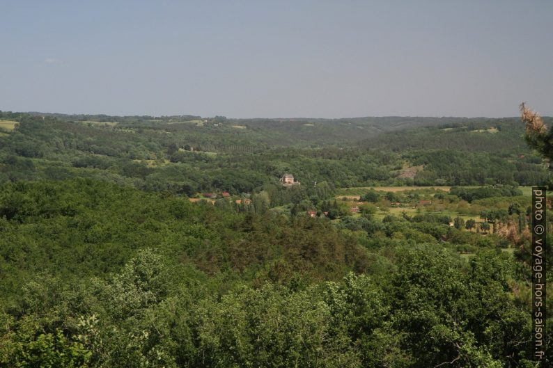 Vue vers le Château de Belcayre. Photo © Alex Medwedeff