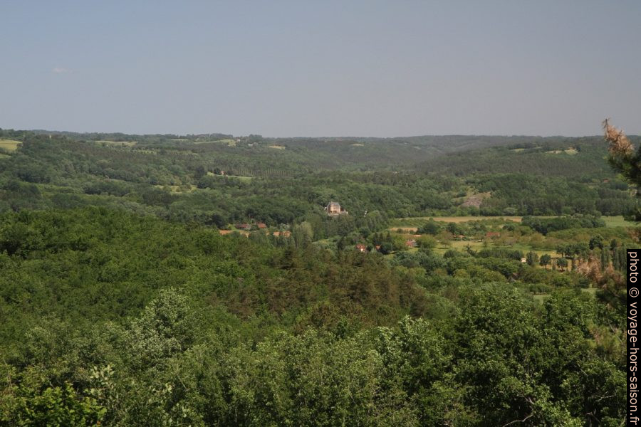 Vue vers le Château de Belcayre. Photo © Alex Medwedeff