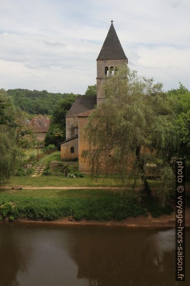 Église romane St.-Léonce vue da rive gauche de la Vézère. Photo © Alex Medwedeff