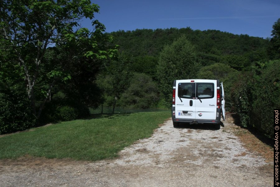 Notre Trafic au bord du plan dâ€™eau du camping de la Castillonderie. Photo © Alex Medwedeff