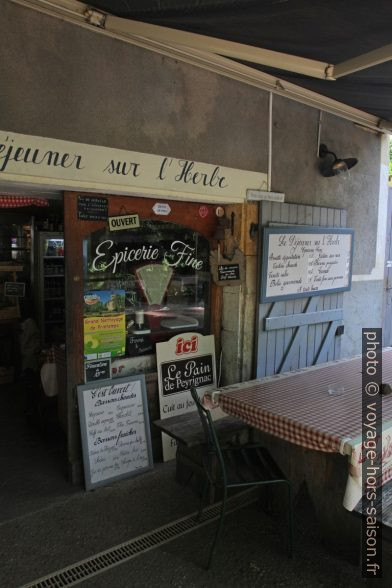 Café et épicerie Le déjeuner sur l'herbe. Photo © Alex Medwedeff