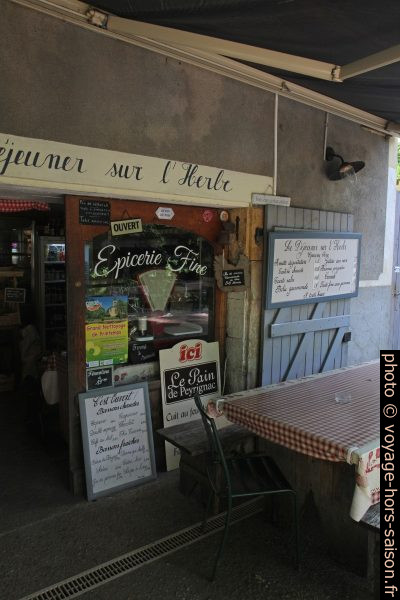 Café et épicerie Le déjeuner sur l'herbe. Photo © Alex Medwedeff