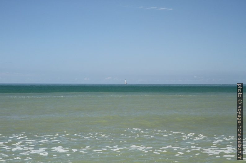 Le Phare de Cordouan au loin. Photo © Alex Medwedeff