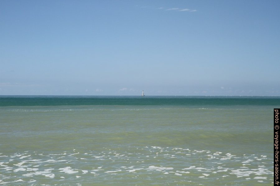 Le Phare de Cordouan au loin. Photo © Alex Medwedeff