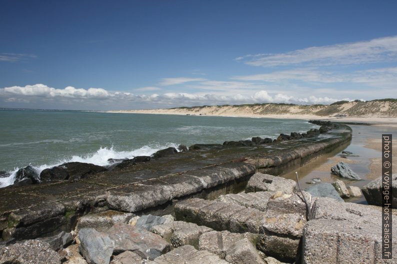 Dunes et rails rouillés de la Plage des Cantines. Photo © Alex Medwedeff