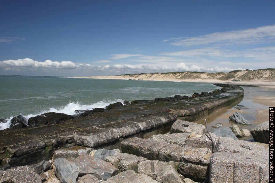 Dunes et rails rouillés de la Plage des Cantines. Photo © Alex Medwedeff