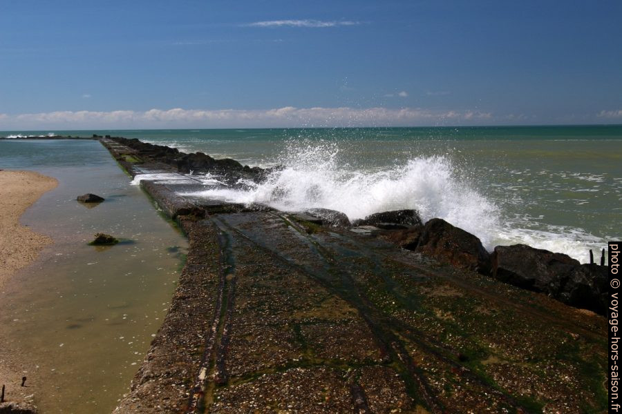 Anciens rails ayant servi à la construction du brise-mer à la Plage des Cantines. Photo © André M. Winter